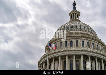 Washington Dc Capitol mit wehende Flagge auf bewölkten Tag Stockfoto