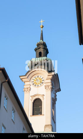 Der Kirchturm der Kirche Sankt Sebastian in Salzburg, Österreich. Stockfoto