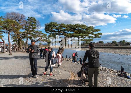 Aera des Togetsu-kyo Brücke an arashiyama Bezirk. Viele lokale traditionelle Souvenirläden und überfüllt, Touristen in die Hauptstraße. Kyoto, Japan Stockfoto