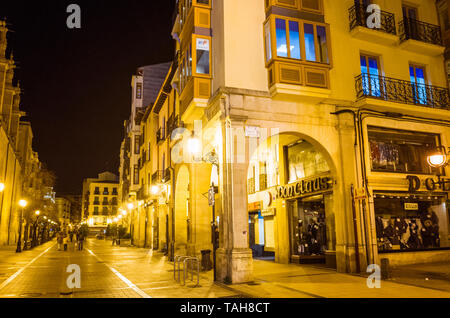 Logroño, La Rioja, Spanien - Februar 14., 2019: Calle Portales Straße bei Nacht beleuchtet. Zufällige peopple im Hintergrund. - Februar 14., 2019 Stockfoto