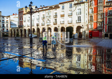 Logroño, La Rioja, Spanien - Februar 15., 2019: Straßenreinigung Wasser aufgrund der Plaza del Mercado (Marktplatz) im Herzen der histo Stockfoto