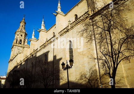 Logroño, La Rioja, Spanien - Februar 15., 2019: Südfassade der Konkathedrale Santa Maria de la Redonda entlang Calle Portales Straße. Stockfoto