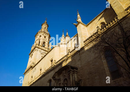 Logroño, La Rioja, Spanien - Februar 15., 2019: Südfassade der Konkathedrale Santa Maria de la Redonda entlang Calle Portales Straße. Stockfoto