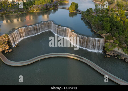 Luftaufnahme der Kunming Wasserfall Park bei Sonnenuntergang, einer der größten Wasserfälle der Welt manamde Stockfoto