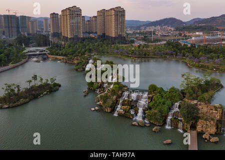 Kunming, China - Mai 17, 2019: Antenne 360 Grad Blick auf die Kunming Wasserfall Park bei Sonnenuntergang, einer der größten Wasserfälle der Welt manamde Stockfoto