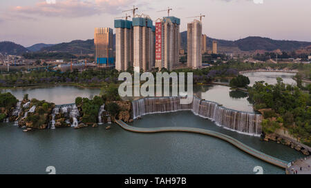 Kunming, China - Mai 17, 2019: Antenne 360 Grad Blick auf die Kunming Wasserfall Park bei Sonnenuntergang, einer der größten Wasserfälle der Welt manamde Stockfoto