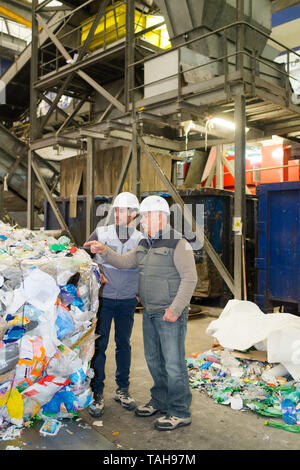 Foto von Kunststoff Recycling Factory Arbeitnehmer Stockfoto