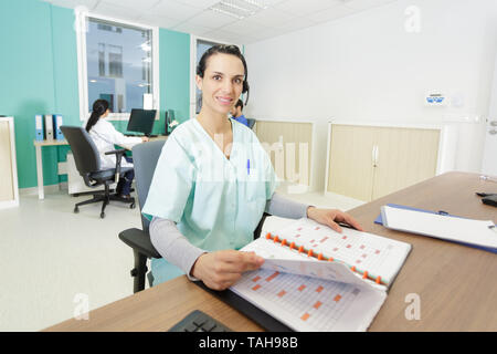 Krankenschwester Angestellter im Dienst am Telefon sprechen Stockfoto