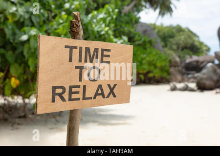 Close-up von Zeit zu entspannen Text auf Holz- Schild am Strand Stockfoto