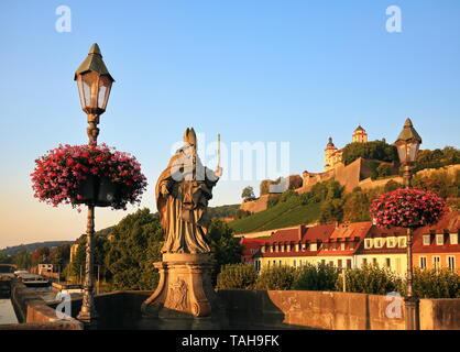 Alte Mainbrücke Würzburg ist eine Stadt in Bayern, Deutschland, Europa. Stockfoto