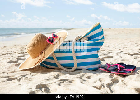 Nahaufnahme einer weiblichen Zubehör auf dem Sand am Strand Stockfoto