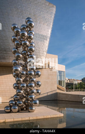 Guggenheim Museum Gebäude mit silbernen Kugeln außen Ausstellung von Gabriel Orozco, Bilbao, Baskenland, Spanien Stockfoto