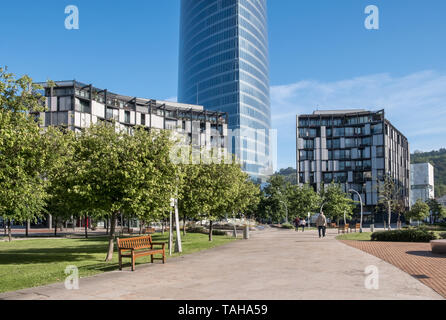 República de Abando Park und Torre Iberdrola Hochhaus Gebäude, Bilbao, Baskenland, Spanien Stockfoto