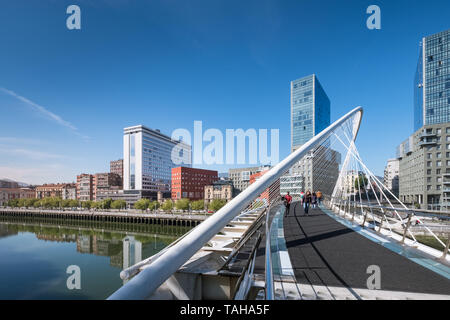 Bilbao Stadtbild, Zubizuri Fußgängerbrücke, die den Fluss Nervion, Bilbao, Baskenland, Spanien Stockfoto