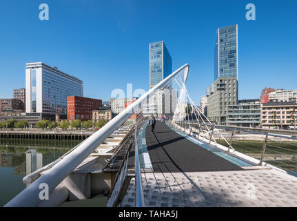 Bilbao Stadtbild, Zubizuri Fußgängerbrücke, die den Fluss Nervion, Bilbao, Baskenland, Spanien Stockfoto