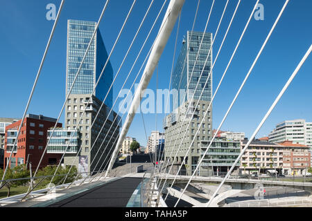 Bilbao Stadtbild, Zubizuri Fußgängerbrücke, die den Fluss Nervion, Bilbao, Baskenland, Spanien Stockfoto