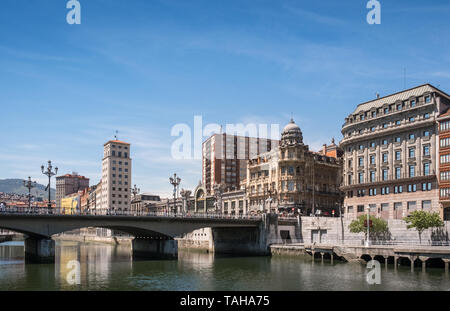 Anzeigen von Abando Bezirk Gebäuden neben der Mündung von Bilbao, Bilbao, Baskenland, Spanien. Stockfoto