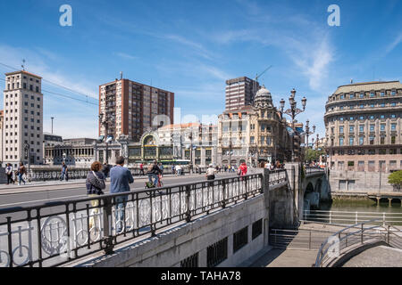 Anzeigen von Abando Bezirk Gebäuden neben der Mündung von Bilbao, Bilbao, Baskenland, Spanien. Stockfoto