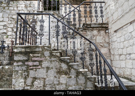 Altstadt von Kotor, Montenegro - alte Steintreppe mit schmiedeeisernen Geländer Stockfoto