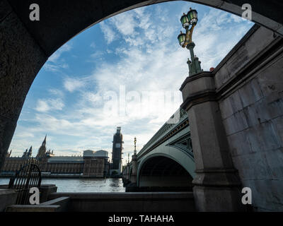 Themse, Westminster Bridge und die Parlamentsgebäude mit dem Elizabeth Tower Abschnitt (Housing Big Ben) werden derzeit renoviert. London, England. Stockfoto