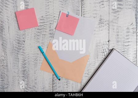 Umschlag Blatt Briefpapier Haftnotizen Stift notepad Holz- Hintergrund Stockfoto