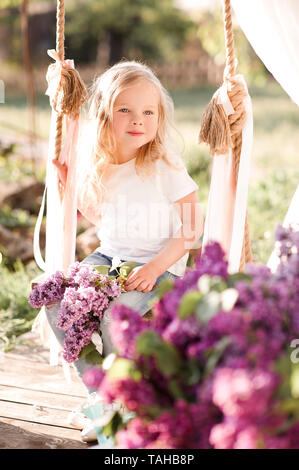 Lächelnd kind Mädchen 4-5 Jahre alten swingning im Park. Sommer Saison. Kindheit. Stockfoto