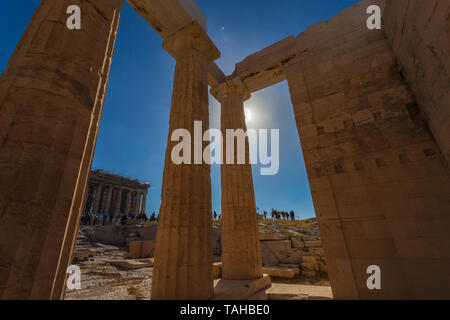 Detail der Spalten in der Akropolis Propyläen, mit der Sonne im Hintergrund, Athen, Griechenland Stockfoto