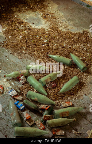 Stadt Ruse, Bulgarien - 07. November 2017. Staubige Flaschen und Packungen von Zigaretten im Laufe der Zeit vergessen Stockfoto