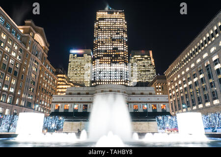 Cabot Square bei Nacht in Canary Wharf Stockfoto