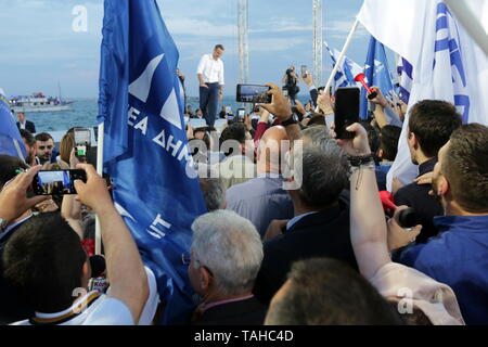 Thessaloniki, Griechenland. 24 rt Mai 2019. Griechische oppositionellen Partei Neue Demokratie Führer Kyriakos Mitsotakis grüßt Unterstützer während einer Kundgebung einen Tag vor der griechischen Lokalen und den Wahlen zum Europäischen Parlament. Griechenland wird den lokalen Wahlen gleichzeitig gedrückt, als die Wahlen zum Europäischen Parlament am 26. Mai, durch allgemeine Wahlen voraussichtlich im Oktober 2019 zu nehmen. Credit: Orhan Tsolak/Alamy leben Nachrichten Stockfoto