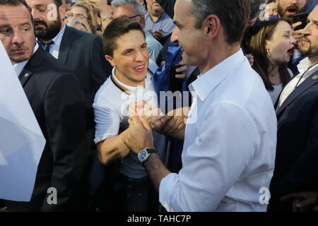 Thessaloniki, Griechenland. 24 rt Mai 2019. Griechische oppositionellen Partei Neue Demokratie Führer Kyriakos Mitsotakis grüßt Unterstützer während einer Kundgebung einen Tag vor der griechischen Lokalen und den Wahlen zum Europäischen Parlament. Griechenland wird den kommunalen und regionalen Wahlen gleichzeitig gedrückt, als die Wahlen zum Europäischen Parlament am 26. Mai, durch allgemeine Wahlen voraussichtlich im Oktober 2019 zu nehmen. Credit: Orhan Tsolak/Alamy leben Nachrichten Stockfoto