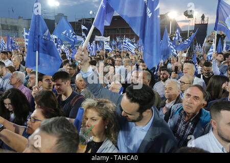 Thessaloniki, Griechenland. 24 rt Mai 2019. Partei Neue Demokratie Anhänger während eines Wahlkampf Kundgebung einen Tag vor der griechischen Lokalen und den Wahlen zum Europäischen Parlament. Griechenland wird den lokalen Wahlen gleichzeitig gedrückt, als die Wahlen zum Europäischen Parlament am 26. Mai, durch allgemeine Wahlen voraussichtlich im Oktober 2019 zu nehmen. Credit: Orhan Tsolak/Alamy leben Nachrichten Stockfoto