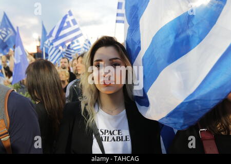 Thessaloniki, Griechenland. 24 rt Mai 2019. Partei Neue Demokratie Anhänger während eines Wahlkampf Rallye durch die Griechische main Opposition, einen Tag vor der griechischen Lokalen und den Wahlen zum Europäischen Parlament. Griechenland wird den kommunalen und regionalen Wahlen gleichzeitig gedrückt, als die Wahlen zum Europäischen Parlament am 26. Mai, durch allgemeine Wahlen voraussichtlich im Oktober 2019 zu nehmen. Credit: Orhan Tsolak/Alamy leben Nachrichten Stockfoto