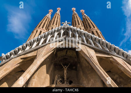 Barcelona, Katalonien, Spanien - 19. November 2018: Der Froschperspektive des Temple Expiatori de la Sagrada Familia (sühneopfer Kirche der Heiligen Familie) Ich Stockfoto