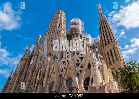 Barcelona, Katalonien, Spanien - 19. November 2018: Der Froschperspektive des Temple Expiatori de la Sagrada Familia (sühneopfer Kirche der Heiligen Familie) Ich Stockfoto