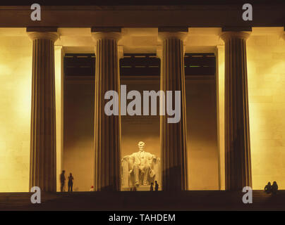 Abraham Lincoln Statue bei Nacht, Lincoln Memorial, West Potomac Park, Washington DC, Vereinigte Staaten von Amerika Stockfoto