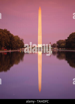 Washington Monument und Lincoln Memorial Pool bei Dämmerung widerspiegelt, Washington DC, Vereinigte Staaten von Amerika Stockfoto