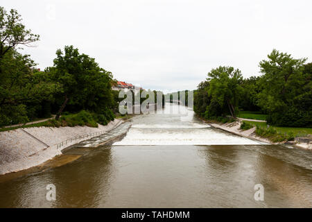 Isar fließt durch München, Deutschland Stockfoto