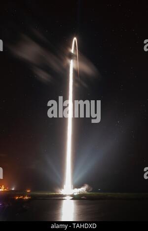 Eine lange Exposition zeigt die SpaceX Falcon 9 Rakete aus Strahlen mit Nutzlast von 60 Starlink Satelliten vom Kennedy Space Center, 23. Mai 2019 in Cape Canaveral, Florida. Die Falcon 9 Rakete hob die massive Nutzlast von kleinen Satelliten in erdnahen Orbit, die das Rückgrat des neuen Starlink Internet Service bilden wird. Stockfoto