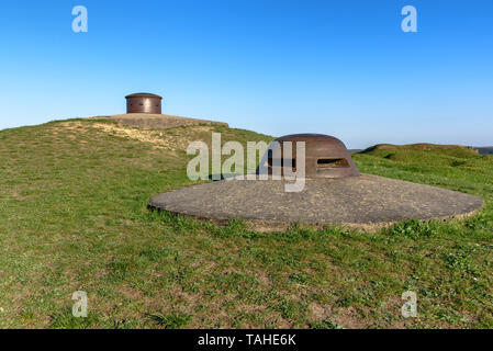 Die Spitzen der Bunker im Boden auf die Überreste von Fort Douaumont aus der Schlacht von Verdun, Frankreich Stockfoto