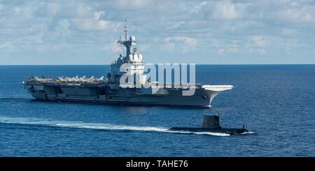 Die französische marine Flugzeugträger FS Charles de Gaulle Segel neben der Royal Australian Navy u-Boot HMAS Collins während der Übung La Perouse Mai 22, 2019 in die Bucht von Bengalen. Stockfoto