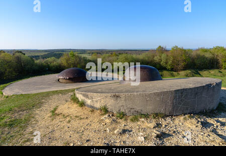 Die Spitzen der Bunker im Boden auf die Überreste von Fort Douaumont aus der Schlacht von Verdun, Frankreich Stockfoto