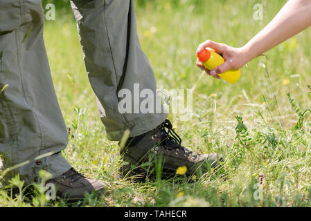 Setzen spray Anti Moskito, aus der Nähe. Stockfoto