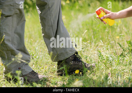 Close-up mit Anti Insekten Spray Aerosole in der Natur Stockfoto