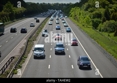 Starker Verkehr auf der Autobahn M40 in der Nähe von Solihull in den West Midlands, wie die Menschen auf der Straße zum Half Term Break. 25. Mai 2019. Stockfoto