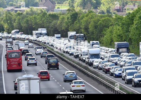 Starker Verkehr auf der Autobahn M40 in der Nähe von Solihull in den West Midlands, wie die Menschen auf der Straße zum Half Term Break. 25. Mai 2019. Stockfoto