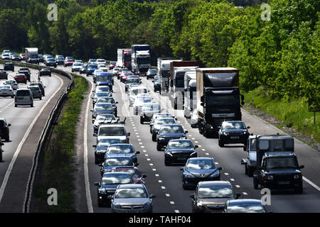 Starker Verkehr auf der Autobahn M40 in der Nähe von Solihull in den West Midlands, wie die Menschen auf der Straße zum Half Term Break. 25. Mai 2019. Stockfoto