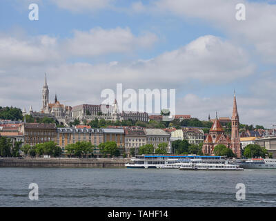 Budapester Fischerbastei Matthiaskirche und Szilágyi Dezső-Platz Reformierte Kirche am Budaer der Donau Ungarn Stockfoto