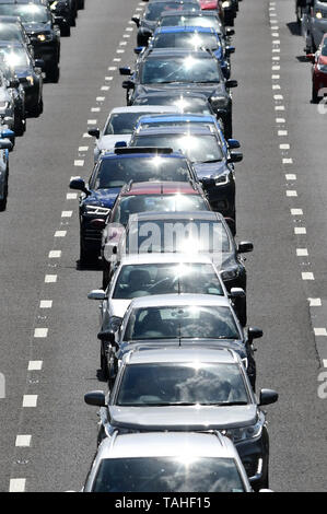 Starker Verkehr auf der Autobahn M40 in der Nähe von Solihull in den West Midlands, wie die Menschen auf der Straße zum Half Term Break. 25. Mai 2019. Stockfoto