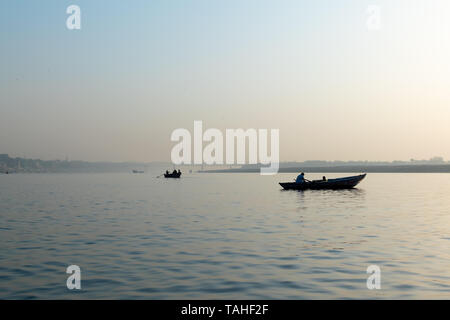 Varanasi, Indien, 27. März 2019 - Dashaswamedh Ganges ghat Varanasi in der Dämmerung mit Touristen, Bootfahren Fahrten Stockfoto